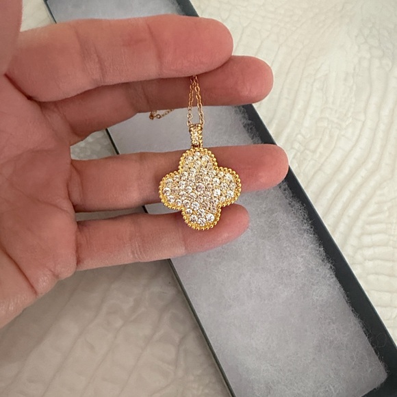 Jewelry - Elegant Gold Pendant Necklace